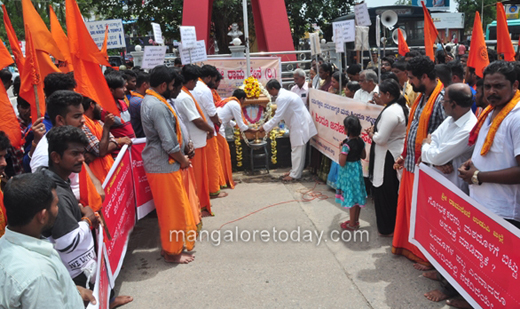 udupi protest against pejavar seer